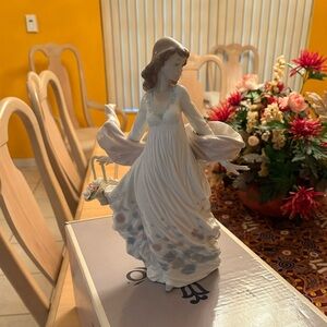 Lladro Spring Splendor Elegant White Porcelain Figurine with box